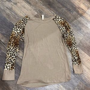 Cute long sleeve cheetah print shirt. Very comfy!